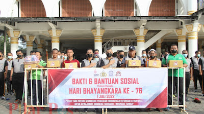 Sambut HUT Bhayangkara Ke-76, Polres Sampang Laksanakan Bhaksos dan Bansos di Masjid Agung