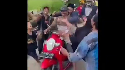 Viral Video Pria Diduga Menang Pilkades di Lamongan Hambur-hamburkan Uang di Jalan