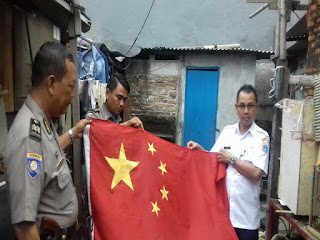 Waduh .. Ada Warga yang Kibarkan Bendera China di Koja, Jakarta Utara - Commando