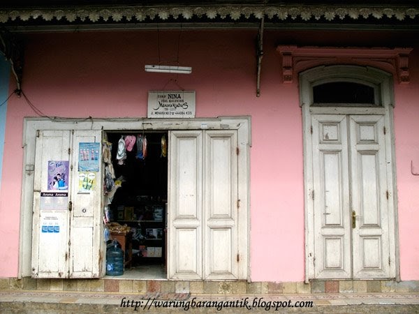  Warung  Barang Antik Indonesia Warna warni Pintu  di Kudus 