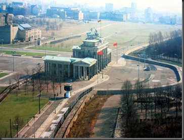 berlin_brandenburg_gate_while_the_wall_was_still_up