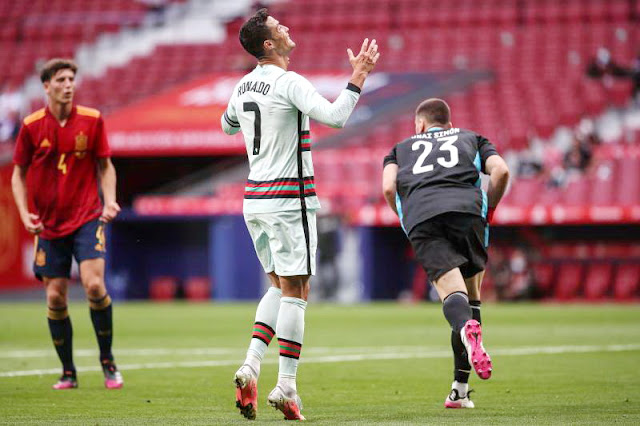 Cristiano Ronaldo se lamenta mientras Unai Simón se apresta a sacar con rapidez y Pau Torres parece pedir explicaciones. SELECCIÓN DE ESPAÑA 0 SELECCIÓN DE PORTUGAL 0. 04/06/2021. Partido internacional amistoso. Madrid, estadio Wanda Metropolitano. GOLES: No hubo.