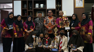 SMPN 1 Pangsid Juara Umum Lomba Bahasa Inggeris. Sekda Sidrap Pesan: Kenang Jasa para Gurunda 