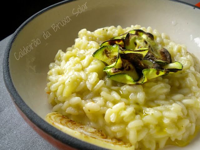 Risotto al pesto com chips de abobrinha