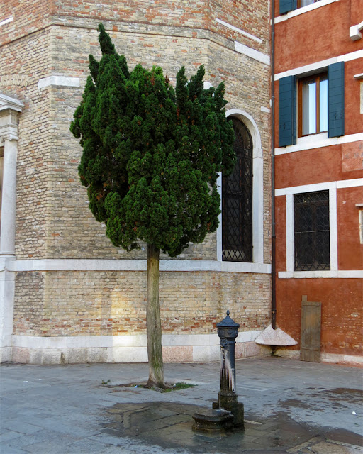 A water fountain with the church of San Polo in background, Campo San Polo, San Polo, Venice