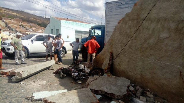 Caminhão atinge muro de clube que cai sobre motocicleta na cidade de Jataúba