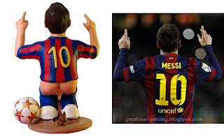 gambar Patung pemain Barcelona sedang BAB