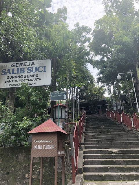 Kompleks Peziarahan Salib Suci Gunung Sempu, Tamantirto, Kasihan, Bantul ©JelajahSuwanto