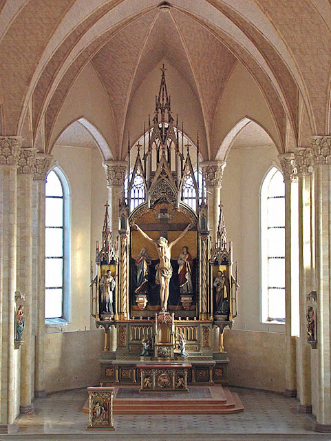 Altar da catedral de Karaganda.