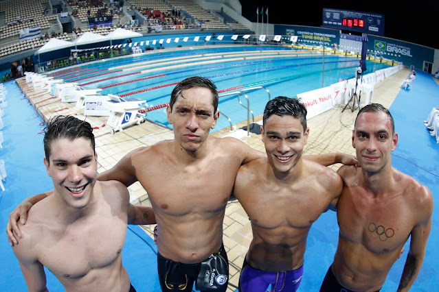 Nadadores do revezamento 4x200m livre masculino posam para foto. Todos estão de bermuda e sem camisa
