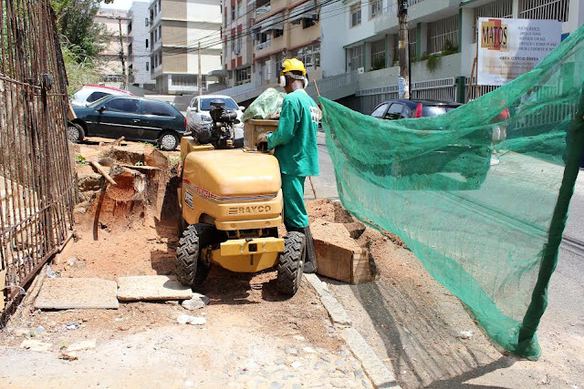 Seman retira toco de árvore que impedia acessibilidade na Rua Macaúbas