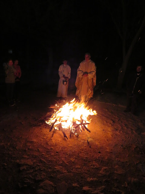 Bei – 6 Grad bleibt man gerne am Feuer stehen 