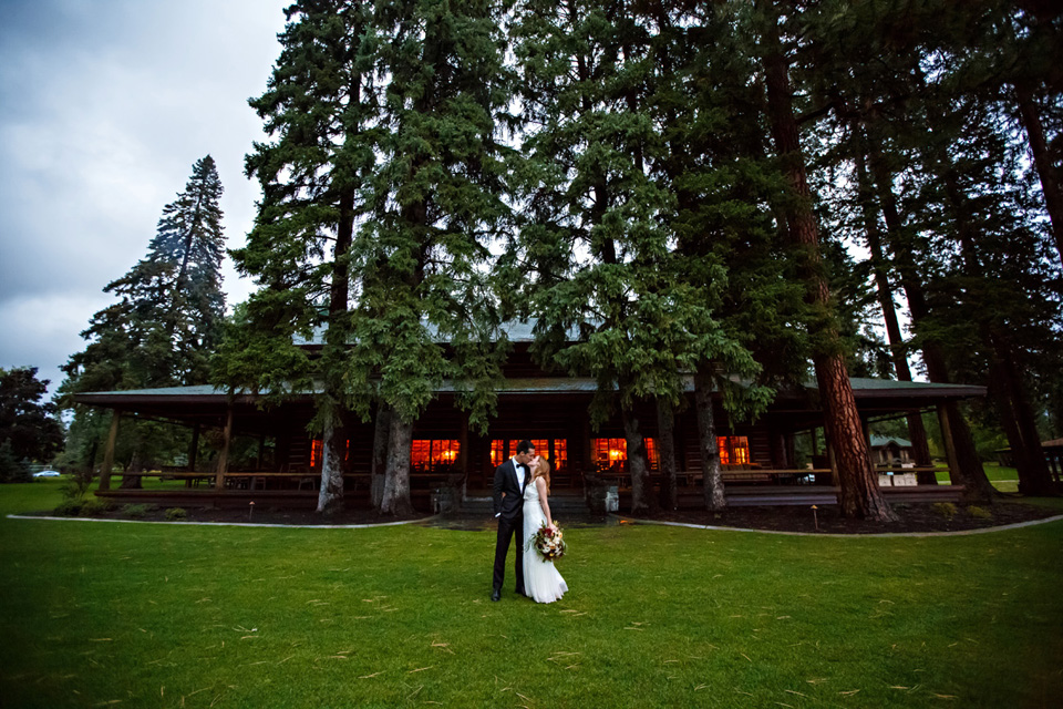 Kootenai Lodge Montana Wedding / Photography: Brooke Peterson Photography / Wedding Coordinator: Courtney of 114-West / Venue: Kootenai Lodge / Bride’s Bouquet: Mum’s Flowers / Bride’s Gown: J.Crew / Groom’s Tux: J.Crew / Makeup Artist: Britlee of Envy Salon & Spa /