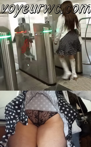 Upskirts 4776-4783 (Secretly taking an upskirt video of beautiful women on escalator)