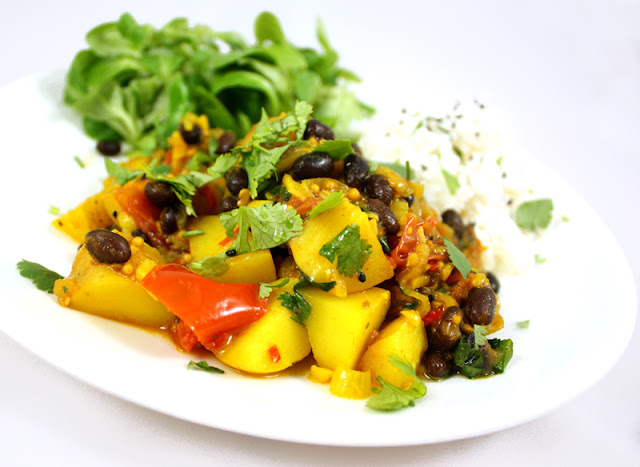 Oppskrift Vegansk Gryterett Vegetar Orientalsk Gryte Indisk Krydder Bønner Potetgryte Gurkemeie