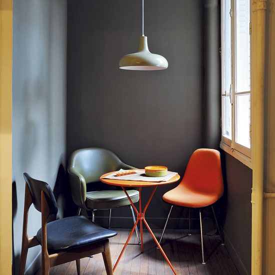 office pintado en gris oscuro con sillas de colores chicanddeco