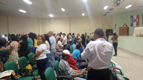 Conferencista viraram as costas durante a fala da Prefeita Tânia Britto