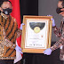 Mendagri Menyerahkan Piagam Penghargaan Lomba Inovasi Daerah dalam Tatanan Normal Baru 2020 Kepada Wakil Walikota Batam