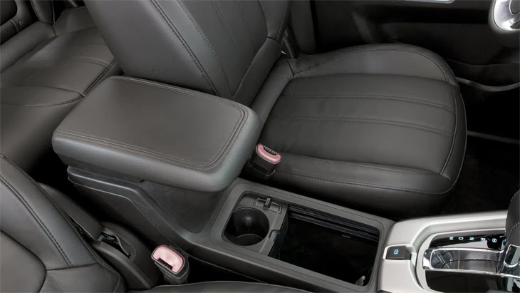 Chevrolet Captiva é na Rumo Norte - O compartimento entre os bancos dianteiros possui porta objetos embaixo do porta-copos.