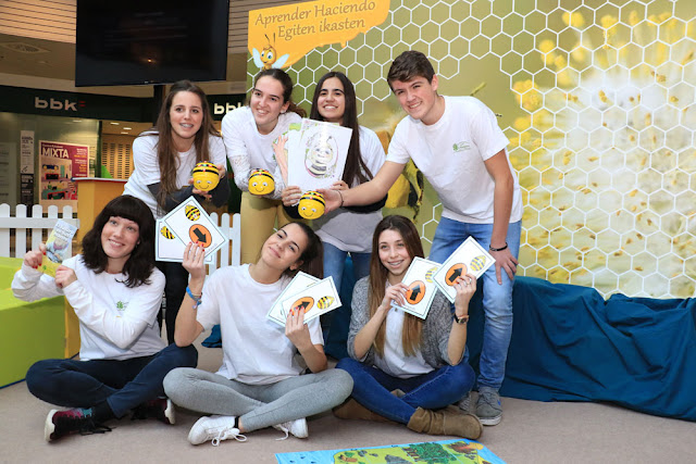 Estudiantes del colegio El Regato en los talleres sobre abejas en Max Center