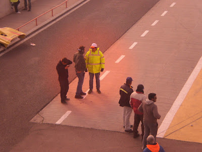 Palomo dando instrucciones en boxes. La foto es desde las cabinas de transmisión