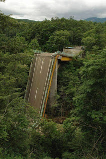 Jalan yang terbiar dan tidak siap, lokasi tidak diketahui.