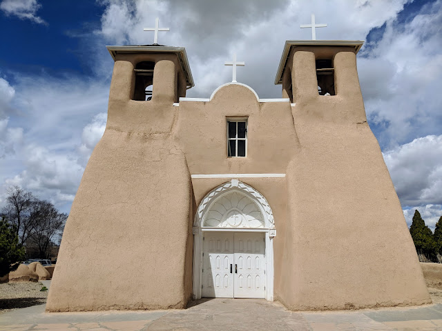 Церква Cан Франциско де Асіс. Таос. Нью-Мексико (San Francisco de Asis Mission Church. Taos, New Mexico)