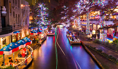 Ciudad adornada con luces de navidad 