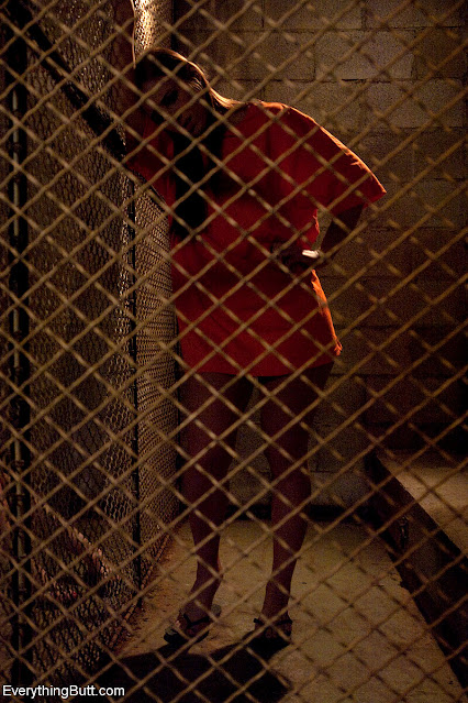 Une femme prisonnière contrainte de porter l'uniforme orange (Jumsuit).