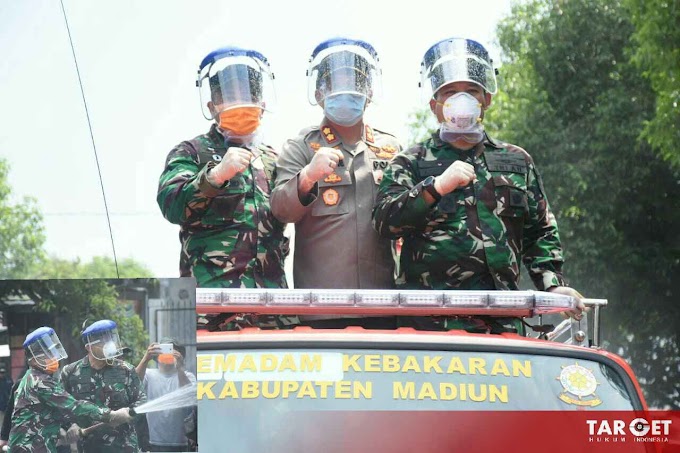 Naik Mobil Damkar, Dandim Bersama Forkompinda Kab. Madiun Semprotkan Disinfektan