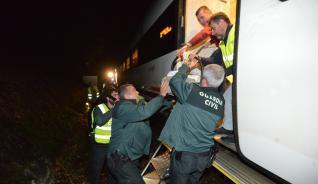 Evacuados los pasajeros de un tren de media distancia que chocó contra un árbol en Barro