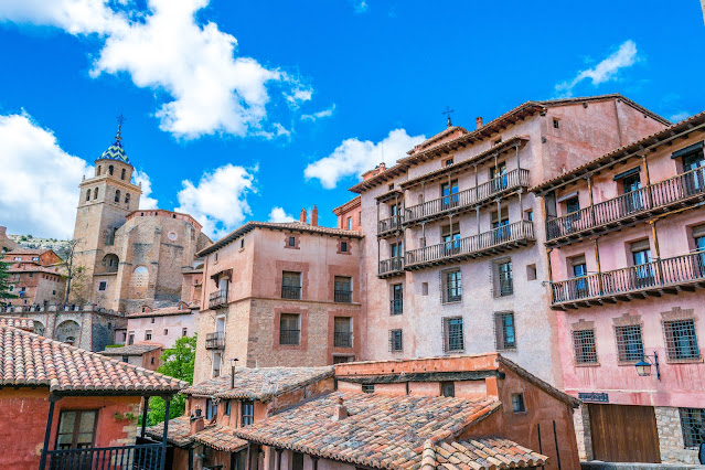 Imagen de la iglesia de Santa María y Santiago desde el mirador del Ayuntamiento de Albarracín