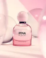 يتميز Pink by Pink بوصفه 'أصليًا، مثلك تمامًا'. يمثل هذا العطر مزيجًا رائعًا يجمع بين التفتاح والحسية، إذ يُعتبر دوامة فريدة تضم تفاحًا عصيريًا، وياسمينًا كريميًا، وخشب أرز متألقًا. تنسجم هذه الروائح بتوازن مثالي يجمع بين الحلاوة الرقيقة، ونسمات الأزهار، والنضارة، مما يمنحها قدرة على أن تكون رائحة يومية مميزة وسهلة الارتداء.