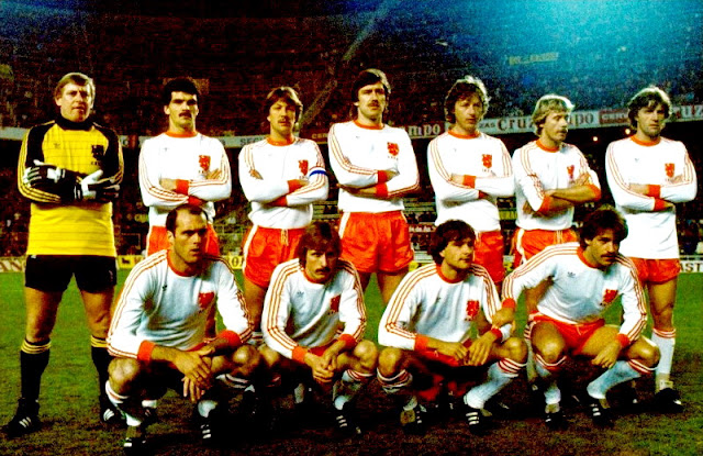 SELECCIÓN DE PAÍSES BAJOS, Temporada 1982-83. Schrijvers, Van der Korput, Wijnstekers, Spelbos, Hovenkamp, Schoenaker y Ruud Krol. Johnny Metgod, Koolhof, Boeve y René Van der Gijp. SELECCIÓN DE ESPAÑA 1 SELECCIÓN DE PAÍSES BAJOS 0. 16/02/1983. VII Copa de Europa de Selecciones Nacionales Francia 1984, fase de clasificación, Grupo VII. Sevilla, España, estadio Ramón Sánchez Pizjuán. GOLES: 1-0: 43’, Señor, de penalti.