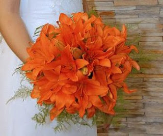 lindas mulher segurando bouquet laranja para casamento