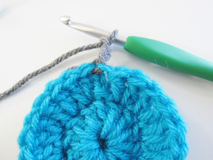How to Seamlessly Change Colors When Crocheting in The Round - Crochet