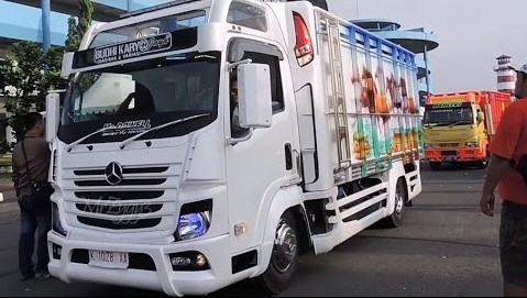 Truk canter modifikasi - warna putih kontes jogja