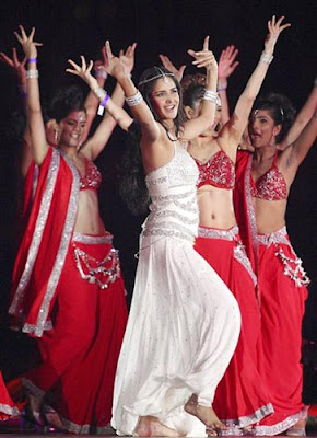 Bollywood dazzling beauty Katrina Kaif performed to the Oscar winning number “Jai Ho” along with a troupe of dancers.