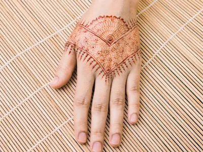 Gambar henna simple di tangan untuk pengantin
