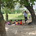  प्राथमिक विद्यालय गोड़टुटवा में पेड़ के नीचे चल रहा सरकारी स्कूल, बच्चों की पढ़ाई बनी तपस्या
