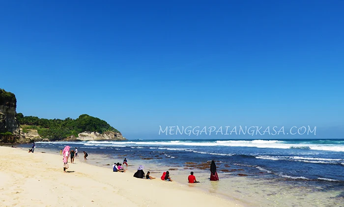 Menikmati Suasana Pantai Buyutan