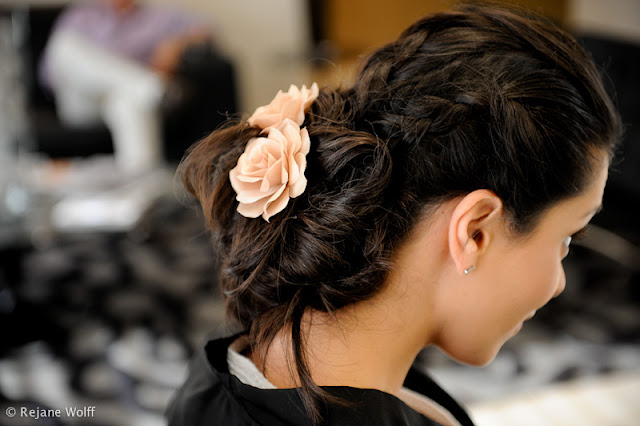 Penteado de noiva com flores no cabelo