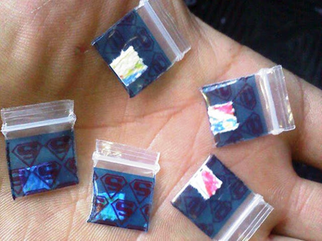 Cảnh giao dịch mua bán chất LSD tại TP.HCM và mỗi tấm chứa chất LSD giá từ 250.000 - 400.000 đồngẢnh: X.P