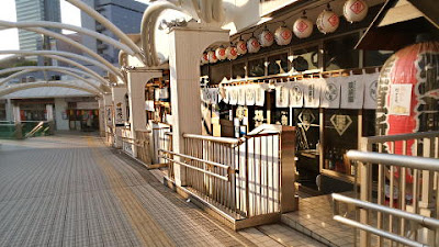 モノレール駅の居酒屋