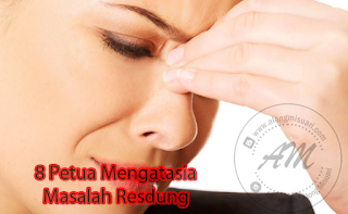  Kenali resdung dan 8 Petua mengatasi masalah resdung yang ramai tak tahu.   Resdung adalah penyakit yang jarang di ambil perhatian oleh kita. Kekerapan bersih, gatal pada hidung dan hidung yang tersumbat teriutamanya di waktu pagi adalah antara tanda awal masalah resdung.   Keluarga AM tidak terlepas daripada masalah ini terutamanya ayah AM sendiri dan adik ketiga AM juga mengalami masalah resdung. Jika tersalah makan maka resdung akan menyerang dan suasana malam akan panjang di rumah AM.  Apa sebenarnya resdung?  Resdung ialah radang pada rongga-rongga sinus di dalam tulang muka yang bersambung dengan hidung. Biasanya lendir dihasilkan oleh rongga-rongga ini pada setiap masa dan akan mengalir kedalam hidung .  Jika saluran sinus ini tersumbat, lendir tersebut akan terkumpul dan akan menjadi pekat seterusnya akan menyebabkan pembiakkan kuman bacteria.   Jika dibiarkan secara berterusan ,ia akan menjadi lebih teruk. Pernah melihat kawan-kawan atau ahli keluarga yang mempunyai masalah resdung yang kritikal? Jika kritikal hanya sedikit sahaja termakan makanan yang boleh mencetuskan masalah resdung ini, pasti akan memberi kesan serta merta kepada pesakit resdung.