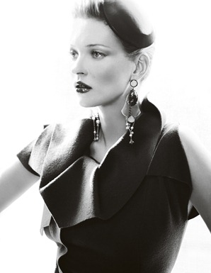 Kate_Moss_by_Mario_Testino_(A_La_Mode_-_UK_Vogue_August_2011)_2