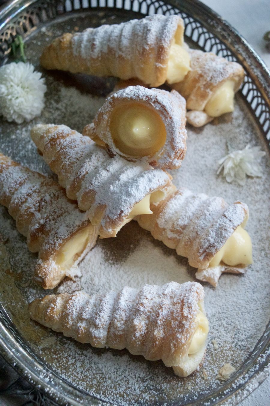 canutillos-de-hojaldre-rellenos-de-crema-pastelera