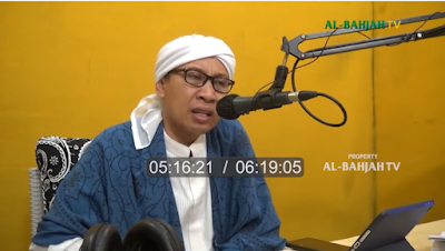 Diantara sekian banyak do’a-do’a yang Nabi Shallallahu ‘alaihi wa sallam ajarkan kepada umatnya adalah do’a dibawah ini :  “Allahumma ahyinii miskiinan, wa amitnii miskiinan, wahsyurnii fii jumratil masaakiin”.  “Artinya : Ya Allah ! Hidupkanlah aku dalam keadaan miskin, dan matikanlah aku dalam keadaan miskin, dan kumpulkanlah aku (pada hari kiamat) dalam rombongan orang-orang miskin”.  Hadits ini dikeluarkan oleh Imam Ibnu Majah (no. 4126) dan lain-lain. Al-Albani mengatakan bahwa hadits ini derajatnya : hasan. [Lihat pembahasannya di kitab beliau : Irwaul Ghalil (no. 861) dan Silsilah Shahihah (no. 308)]  Setelah kita mengetahui bahwa hadits ini sah datangnya dari Nabi Shallallahu ‘alaihi wa sallam, maka sekarang perlu kita mengetahui apa maksud sebutan miskin dalam lafadz do’a Nabi Shallallahu ‘alaihi wa sallam di atas. Yang sangat saya sesalkan diantara saudara-saudara kita (tanpa memeriksa lagi keterangan Ulama-ulama kita tentang syarah hadits ini khususnya tentang gharibul hadits) telah memahami bahwa miskin di sini dalam arti yang biasa kita kenal yaitu : Orang-orang yang tidak berkecukupan di dalam hidupnya atau orang-orang yang kekurangan harta. Dengan arti yang demikian maka timbulah kesalah pahaman di kalangan umat terhadap do’a Nabi Shallallahu ‘alaihi wa sallam di atas, akibatnya :  [1]. Do’a ini tidak ada seorang muslimin pun yang berani mengamalkannya, atau paling tidak sangat jarang sekali, lantaran menurut tabi’atnya manusia itu tidak mau dengan sengaja menjadi miskin.  [2]. Akan timbul pertanyaan : Mengapa Rasulullah Shallallahu ‘alaihi wa sallam menyuruh umatnya menjadi miskin ? Bukankah di dalam Islam ada hukum zakat yang justru salah satu faedahnya ialah untuk memerangi kemiskinan ? Dapatkah hukum zakat itu terlaksana kalau kita semua menjadi miskin ? Dapatkah kita berjuang dengan harta-harta kita sebagaimana yang Allah Subhanahu wa ta’ala perintahkan kalau kita hidup dalam kemiskinan ?.  Kita berlindung kepada Allah Subhanahu wa ta’ala dari berburuk sangka kepada Nabi-Nya Shallallahu ‘alaihi wa sallam.  [3]. Ada jalan bagi musuh-musuh Islam untuk mengatakan : “Bahwa Islam adalah musuh kekayaan !?”  Padahal yang betul maksud miskin di dalam do’a Nabi Shallallahu ‘alaihi wa sallam ini ialah : “Orang yang khusyu dan mutawaadli (orang yang tunduk dan merendahkan diri kepada Allah Subhanahu wa ta’ala)”. Sebagaimana hal ini telah diterangkan oleh Ulama-ulama kita :  [1]. Imam Ibnul Atsir di kitabnya An-Nihaayah fi Gharibil Hadits (2/385) mengatakan :  “Ya Allah hidupkanlah aku dalam keadaan miskin ….. Yang dikehendaki dengannya (dengan miskin tersebut) ialah : tawadlu’ dan khusyu’, dan supaya tidak menjadi orang-orang yang sombong dan takabur”.  [2]. Di kitab kamus Lisanul Arab (2/176) oleh Ibnu Mandzur diterangkan, asal arti miskin di dalam lughah/bahasa ialah = al-khaadi’ (orang yang tunduk), dan asal arti faqir ialah : Orang yang butuh. Lantaran itu Nabi Shallallahu ‘alaihi wa sallam berdo’a : Ya Allah, hidupkanlah aku dalam keadaan miskin …..  Yang dikehendaki ialah : tawadlu’ dan khusyu’. dan supaya tidak menjadi orang-orang yang sombong dan takabur. Artinya : Aku merendahkan diriku kepada Mu wahai Rabb dalam keadaan berhina diri, tidak dengan sombong.  Dan bukanlah yang dikehendaki dengan miskin di sini adalah faqir yang butuh (harta).  [3]. Imam Baihaqi mengatakan :”Menurutku bahwa Nabi Shallallahu ‘alaihi wa sallam tidaklah meminta keadaan miskin yang maknanya kekurangan tetapi beliau meminta miskin yang maknanya tunduk dan merendahkan diri (khusyu’ dan tawadlu’). [Lihat kitab : Sunatul Kubra al-Baihaqi 7/12-13 dan Taklhisul-Habir 3/109 No. 1415 oleh Al-Hafidz Ibnu Hajar]  [4]. Demikian juga maknanya telah diterangkan oleh al-Imam Ghazali di kitabnya yang mashur Al-Ihya’ (4/193). [Baca juga syarah Ihya’ (9/272) oleh Imam Az-Zubaidy]  [5]. Syaikhul Islam Ibnu Taimiyah mengatakan :”Hidupkanlah aku” dalam keadaan khusyu’ dan tawadlu’. [Majmu’ Fatawa Ibnu Taimiyah 18/382 bagian kitab hadits]  Beliau juga mengatakan (hal. 326) : “…. bukanlah yang dikehendaki dengan miskin (di hadits ini) tidak mempunyai harta …”  [6]. Imam Qutaibi juga mengatakan khusyu’ dan tawadlu’ [Ta’liq Sunan Ibnu Majah (no. 4126) oleh Ustadz Muhammad Fuad Abdul Baqi]  Kemudian periksalah kitab-kitab dibawah ini :  [7]. Tuhfatul Ahwadzi Syarah Tirmidzi (7/19-20 No. 2457) oleh Imam Al-Mubaarakfuri.  [8]. Faidhul Qadir Syarah Jami’us Shaghir (2/102) oleh Imam Manawi.  [9]. Al-Majmu’ Syarah Muhadzdzab (6/141-142) oleh Imam Nawawi.  [10]. Shahih Jami’us Shaghir (no. 1271) oleh Al-Albani.  [11]. Maqaashidul Hasanah (no. 166) oleh Imam As-Sakhawi.  Setelah kita mengetahui keterangan ulama-ulama kita tentang maksud miskin dalam do’a Nabi Shallallahu ‘alaihi wa sallam di atas baik secara lughah/bahasa meupun maknanya, maka hadits tersebut artinya menjadi :  “Ya Allah, hidupkanlah aku dalam keadaan khusyu’ dan tawadlu’, dan matikanlah aku dalam keadaan khusyu’ dan tawadlu’, dan kumpulkanlah aku (pada hari kiamat) dalam rombongan orang-orang yang khusyu’ dan tawadlu”.  Rasanya kurang lengkap kalau di dalam risalah ini (sebagai penguat keterangan di atas) saya tidak menerangkan dua masalah yang perlu diketahui oleh saudara-saudara kaum muslimin.  Pertama : Bahwa Islam adalah agama yang memerangi atau memberantas kefakiran dan kemsikinan di kalangan masyarakat. Hal ini dengan jelas dapat kita ketahui.  [1]. Di dalam Islam tedapat hukum zakat (satu pengaturan ekonomi yang tidak terdapat pada agama-agama yang lain kecuali Islam). Sedangkan yang berhak menerima bagian zakat di antaranya orang-orang yang fakir dan miskin (At-Taubah : 60). Kalau saja zakat ini dijalankan sesuai dengan apa yang Allah Subhanahu wa ta’ala perintahkan dan menurut sunnah Nabi Shallallahu ‘alaihi wa sallam, niscaya tidak sedikit mereka yang tadinya hidup dalam kemiskinan -setelah menerima bagian zakatnya- akan berubah kehidupannya bahkan tidak mustahil kalau di kemudian hari merekalah yang akan mengeluarkan zakat. Allah Subhanahu wa ta’ala telah berfirman :  “Artinya : Agar supaya harta itu tidak beredar di antara orang-orang yang kaya saja dari kamu”. [Al-Hasyr : 7]  [2]. Islam memerintahkan memperhatikan keluarga (ahli waris) yang akan ditinggalkan, supaya mereka jangan sampai hidup melarat yang menadahkan tangan kepada manusia. Kita perhatikan sabda Nabi Shallallahu ‘alaihi wa sallam:  “Artinya : Sesungguhnya engkau tinggalkan ahli warismu dalam keadaan kaya (cukup) lebih baik dari pada engkau tinggalkan mereka hidup melarat/miskin yang menadahkan tangan-tangan mereka kepada manusia (meminta-minta)”. [Hadits Riwayat Bukhari 3/186 dan Muslim 5/71 dan lain-lain]  [3]. Bahkan Islam mencela kalau ada seorang mukmin yang hidup dalam keadaan cukup sedangkan tetangganya kelaparan dan dia tidak membantunya, sebagaimana sabda Nabi Shalallahu ‘alaihi wa sallam :  “Artinya : Bukanlah orang yang mukmin itu yang (hidup) kenyang, sedangkan tetangganya (hidup) lapar di sebelahnya”. [Hadits Shahih Riwayat Bukhari di kitabnya Adabul Mufrad, dan lain-lain]  Maksudnya : Tidaklah sempurna keimanan sorang muslim itu apabila ia makan dengan kenyang sedangkan tetangganya di sebelahnya kelaparan (kalau hal ini ia ketahui dan ia tidak membantunya dengan memberi makan kepada tetangganya).  [4]. Nabi Shallallahu ‘alaihi wa sallam memohon perlindungan kepada Allah Subhanahu wa ta’ala dari hidup dalam kefakiran dan kelaparan.  “Artinya : Dari Aisyah (ia berkata) : Bahwa Rasulullah Shallallahu ‘alaihi wa sallam biasa berdo’a dengan do’a-doa ini : Allahumma dan seterusnya..(Ya Allah, sesungguhnya aku memohon perlindungan kepada-Mu dari fitnah neraka dan azab neraka, dan dari fitnah kubur dan azab kubur, dan dari kejahatan fitnah (cobaan) kekayaan, dan dari kejahatan fitnah (cobaan) kefakiran ….” [Shahih Riwayat Bukhari (7/159, 161). Muslim (8/75 dan ini lafadznya), Abu Dawud (no. 1543), Ibnu Majah (no. 3838), Ahmad (6/57, 207), Tirmidzi, Nasa’i, Hakim (1/541) dan Baihaqi (7/12).]  Kemudian Hadits Abi Hurairah :  “Artinya : Bahwasanya Rasulullah Shallallahu ‘alaihi wa sallam berdo’a : Ya Allah, sesungguhnya aku memohon perlindungan kepada-Mu dari kefakiran, dan aku memohon perlindungan kepada-Mu dari kekurangan dan kehinaan, dan aku memohon perlindungan kepada-Mu dari menganiaya atau dianiaya”. [Shahih Riwayat Abu Dawud (no. 1544), Ahmad (2/305,325). Nasa’i, Ibnu Hibban (no. 2443). Baihaqi (7/12)]  “Artinya : Adalah Rasulullah Shallallahu ‘alaihi wa sallam berdo’a : Ya Allah, sesungguhnya aku memohon perlindungan kepada-Mu dari kelaparan, karena sesungguhnya keleparan itu seburuk-buruk teman berbaring, dan aku memohon perlindungan kepada-Mu dari khianat, karena sesungguhnya khianat itu seburuk-buruk teman”. [Shahih Riwayat Abu Dawud (no. 1547). Nasa’i dan Ibnu Majah (no. 3354).]  Hadits Abi Bakrah Nufai’ bin Haarits : Sesungguhnya Rasulullah Shallallahu ‘alaihi wa sallam mengucapkan do’a ini di akhir salat:  “Artinya : Ya Allah, sesungguhnya aku memohon perlindungan kepada-Mu dari kekafiran dan kefakiran dan azab kubur”. [Hadits Shahih atas syarat Muslim di keluarkan oleh Imam Ahmad bin Hambal (5/36,39 dan 44) dan Nasa’i]  Hadits Anas bin Malik : Adalah Rasulullah Shallallahu ‘alaihi wa sallam mengucapkan dalam do’anya :  “Artinya : ….Dan aku memohon perlindungan kepada-Mu dari kefakiran/miskin dan kekafiran ……”. [Hadits Shahih atas syarat Bukhari, dikeluarkan oleh Imam Hakim (1/530). dan Imam Ibnu Hibban (no. 2446).]  Kedua : Islam tidak menjadi musuh kekayaan asalkan si kaya seorang yang taqwa.  Bahkan dengan kekayaan itu seorang dapat memperoleh ganjaran yang besar dan derajat yang tinggi seperti berjihad dengan harta sebagaimana yang Allah perintahkan, menunaikan zakat harta, infaq dan shadaqah, ibadah haji, mendirikan masjid-masjid, pesantren dan sekolah-sekolah Islam, membantu anak yatim dan perempuan-perempuan janda dan lain-lain yang membutuhkan harta dan kekayaan.  Nabi Shallalahu ‘alaihi wa sallam pernah mendo’akan Anas bin Malik :  “Artinya : Ya Allah ! Banyakkanlah hartanya dan anak-anaknya serta berikanlah keberkahan apa yang Engkau telah berikan kepadanya”. [Hadits Riwayat Bukhari (7/152, 154,161 dan 162). dan lain-lain]  Hadits ini mengandung beberapa faedah.  [1]. Bahwa harta itu adalah salah satu nikmat Allah Subhanahu wa ta’ala.  [2]. Bahwa banyak harta itu tidak tercela atau mengurangi ibadahnya, asalkan dia memang seorang yang taqwa. Bahkan hadits ini kita dapat mengetahui bahwa banyak harta itu merupakan suatu kebaikan dan nikmat dari Allah Subhanahu wa ta’ala. Karena tidak mungkin Nabi Shallallahu ‘alaihi wa sallam mendo’akan kecelakaan kepada salah seorang shahabat dan pembantunya seperti Anas bin Malik kalau tidak menjadi kebaikan baginya !.  [3]. Boleh mendo’akan seseorang supaya banyak hartanya dengan penuh keberkahan.  [4]. Dari hadits ini kita mengetahui bahwa Nabi Shallallahu ‘alaihi wa sallam menyukai mempunyai anak banyak.  [5]. Hadits ini menerangkan tentang keutamaan Anas bin Malik yang telah terbukti dalam tarikh -berkat do’a Nabi- tidak seorangpun dari shahabat Anshar yang paling banyak harta dan anak selain dari Anas bin Malik Radhiyallahu ‘anhu.  Nabi Shallallahu ‘alaihi wa sallam pernah bersabda kepada shahabatnya Hakim bin Hizaam : “Wahai Hakim! Sesungguhnya harta ini indah (dan) manis, maka barang siapa yang mengambilnya dengan jiwa yang baik, niscaya mendapat keberkahan, dan barang siapa yang mengambilnya dengan jiwa yang tamak, niscaya tidak mendapat keberkahan, dan ia seperti orang yang makan tetapi tidak pernah kenyang, dan tangan yang diatas (yang memberi) lebih baik dari tangan yang di bawah (yang meminta)”. [Hadits Riwayat Bukhari (7/176) dan Muslim (3/94)] [1]