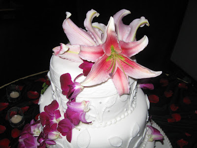 Wedding Fresh Flowers on Cakes   Cupcakes For All Occasions  Fresh Flower Wedding Cake