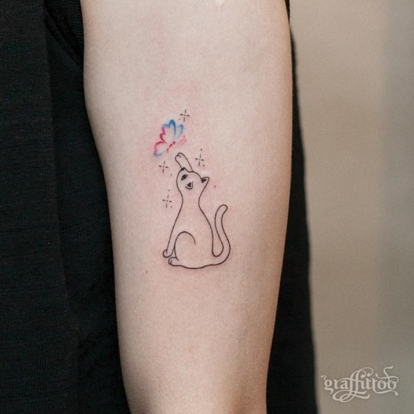 este_gato_brincalho_e_tatuagem_de_borboleta